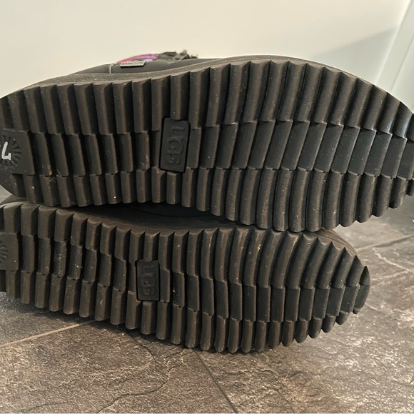 UGG Ridge Graffiti Boots- Size 6 - Picture 4 of 9